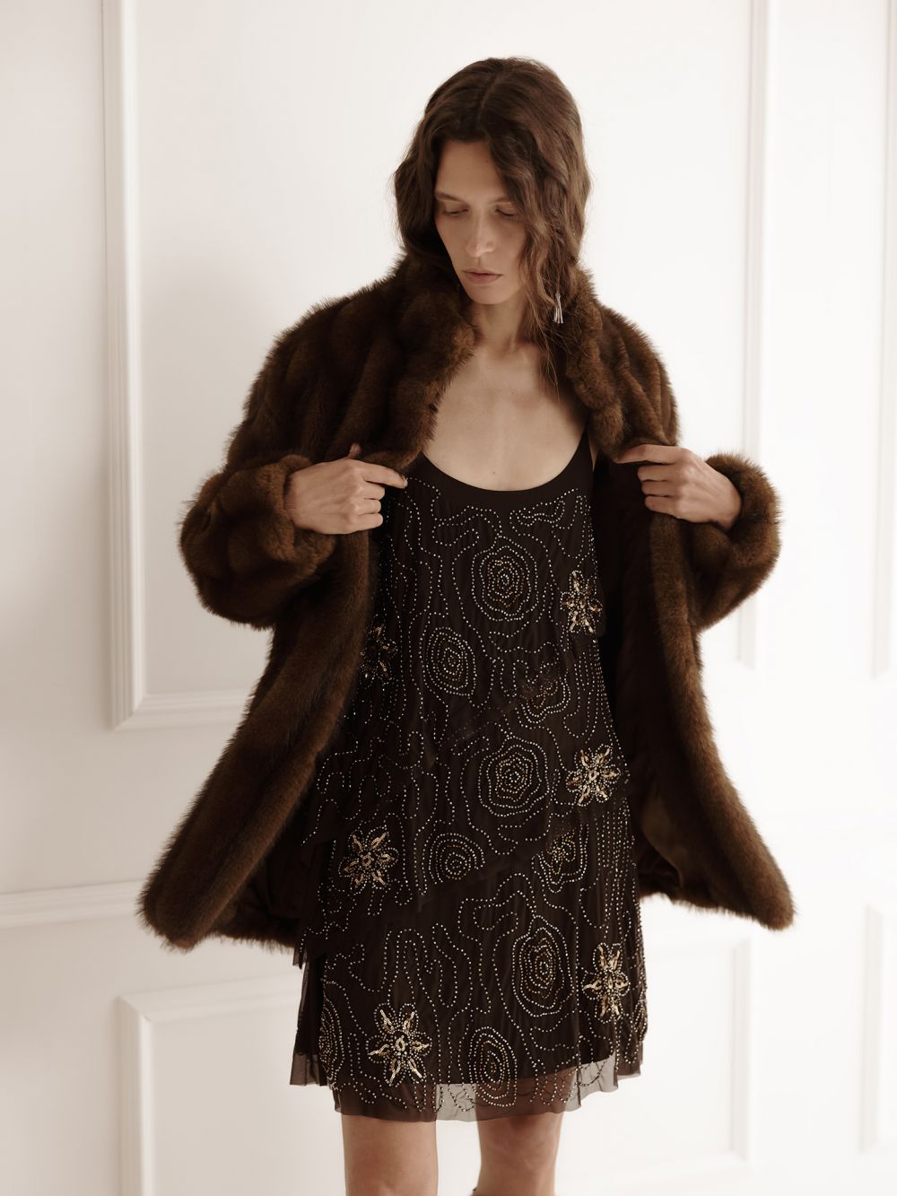 שמלת מיני עם חרוזים רקומים