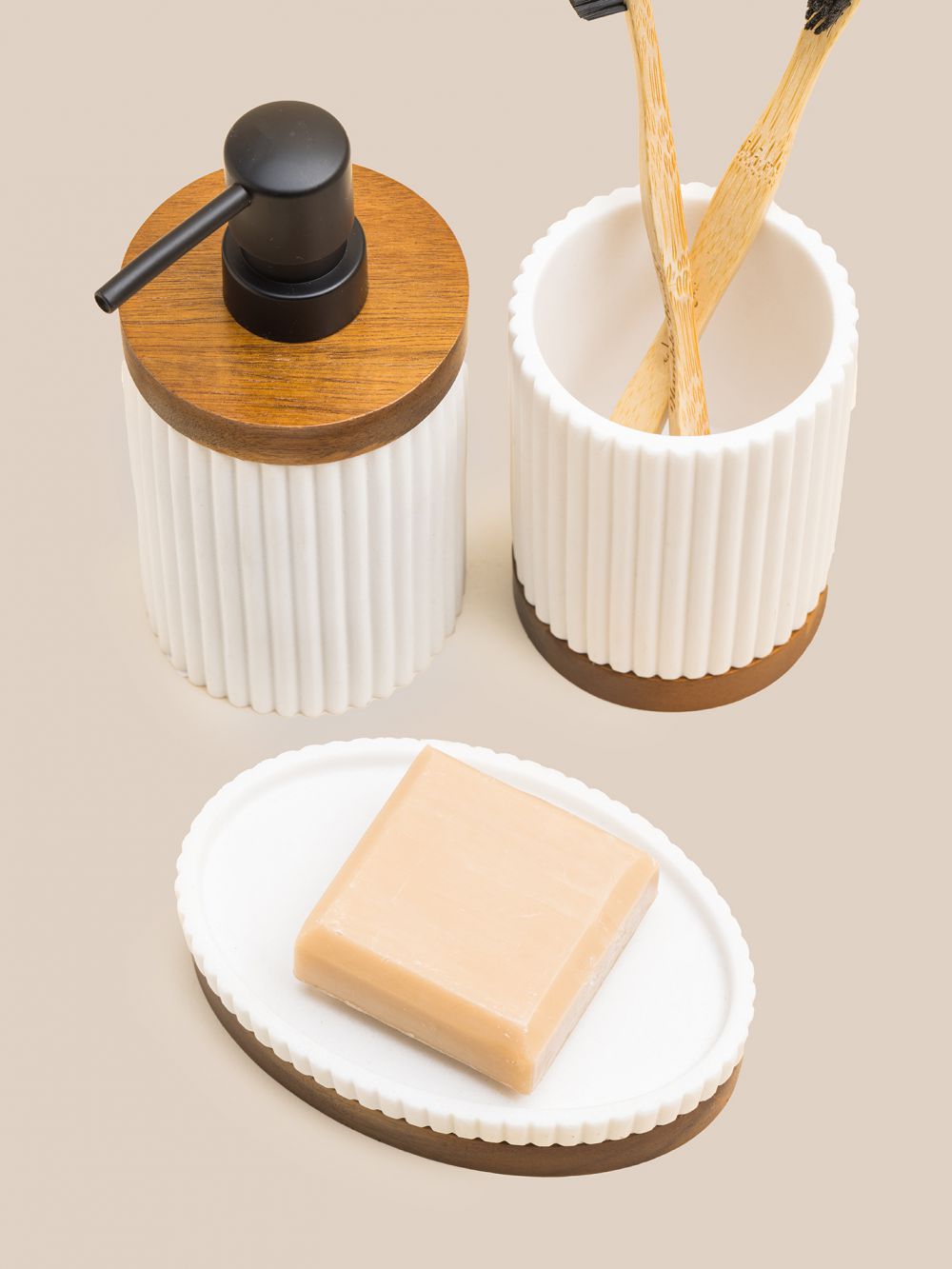 כלי לסבון מוצק לבן בשילוב עץ