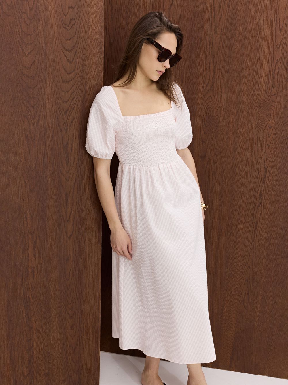 שמלת כיווצים עם שרוולים