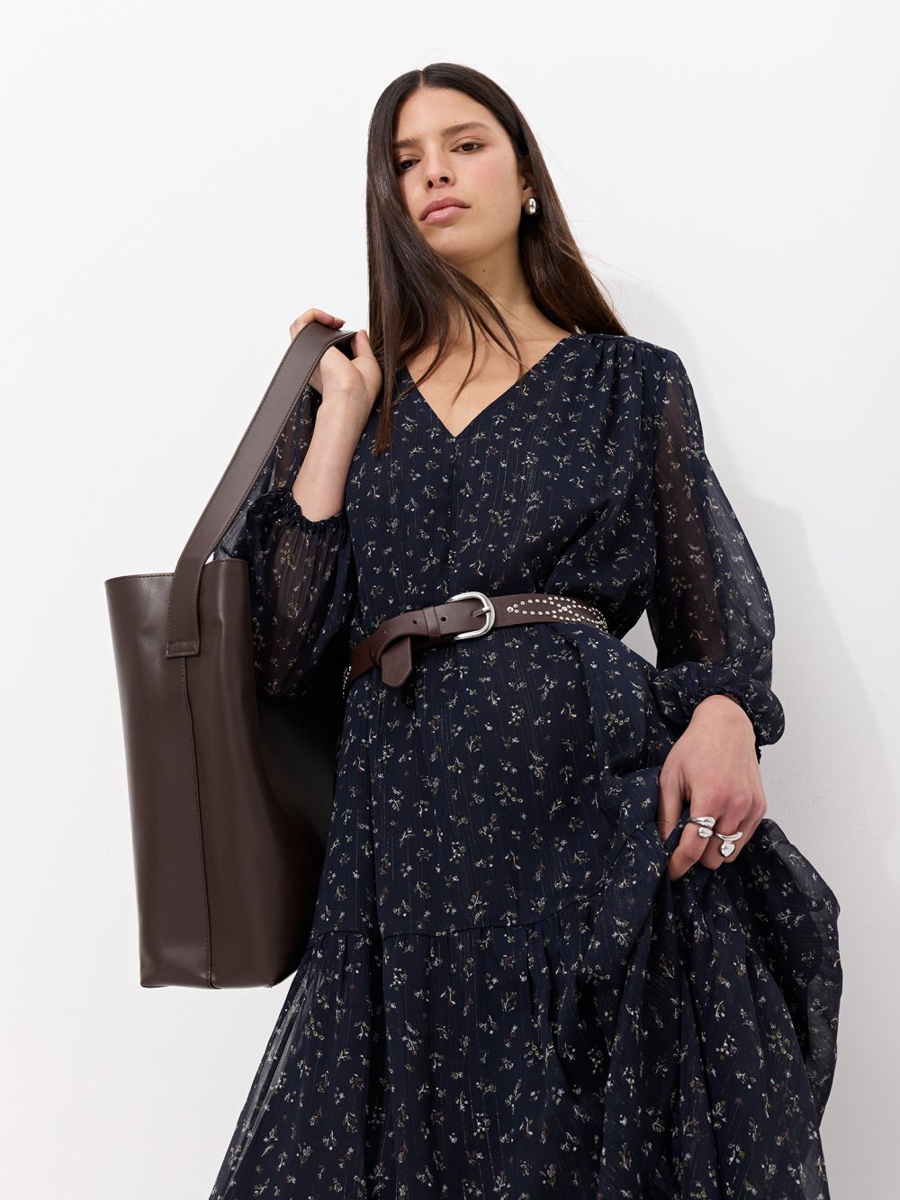 שמלת מקסי קומות מבד שיפון עם חגורה