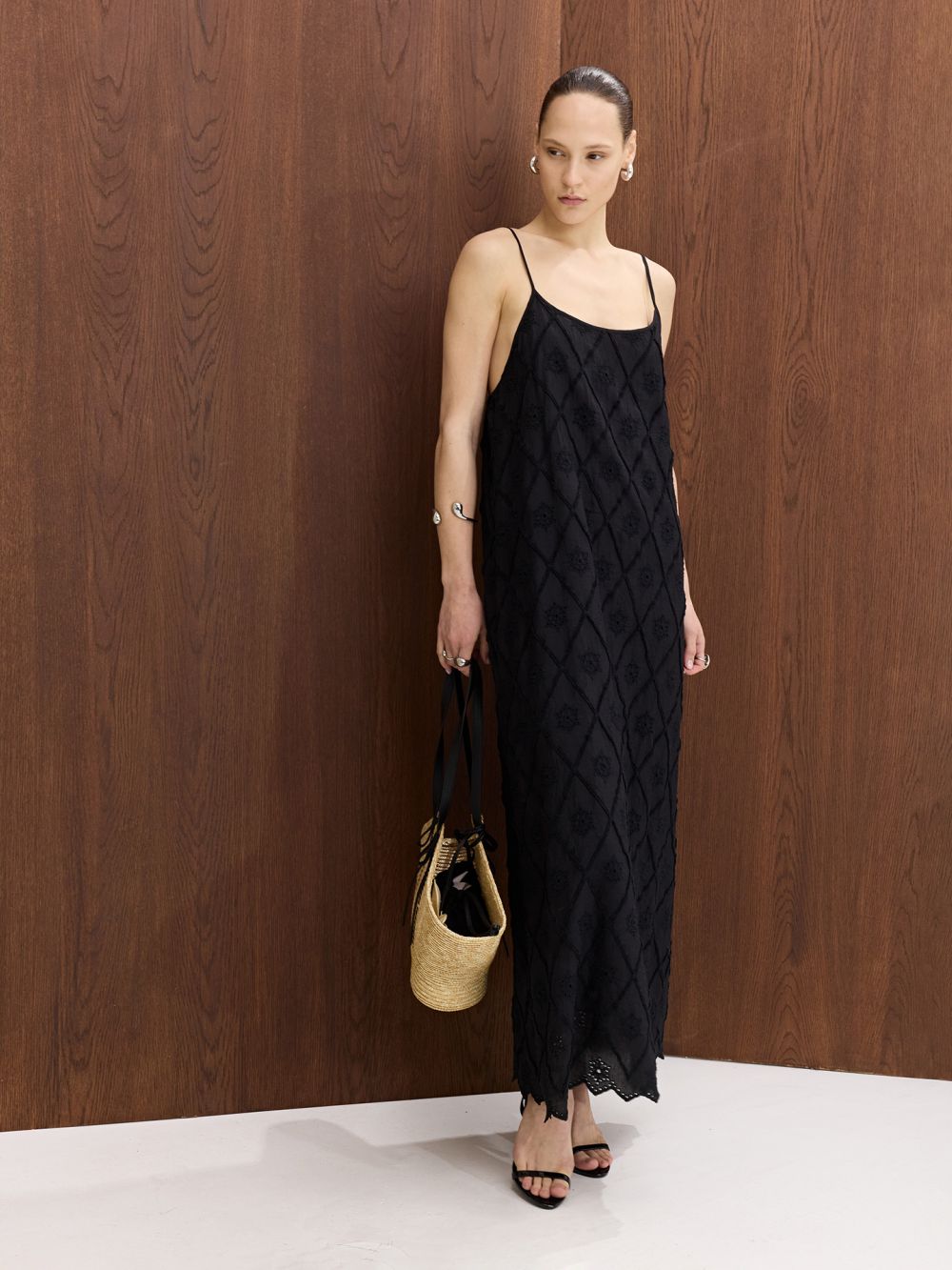 שמלת מקסי בגזרה ישרה בעיטור רקמות