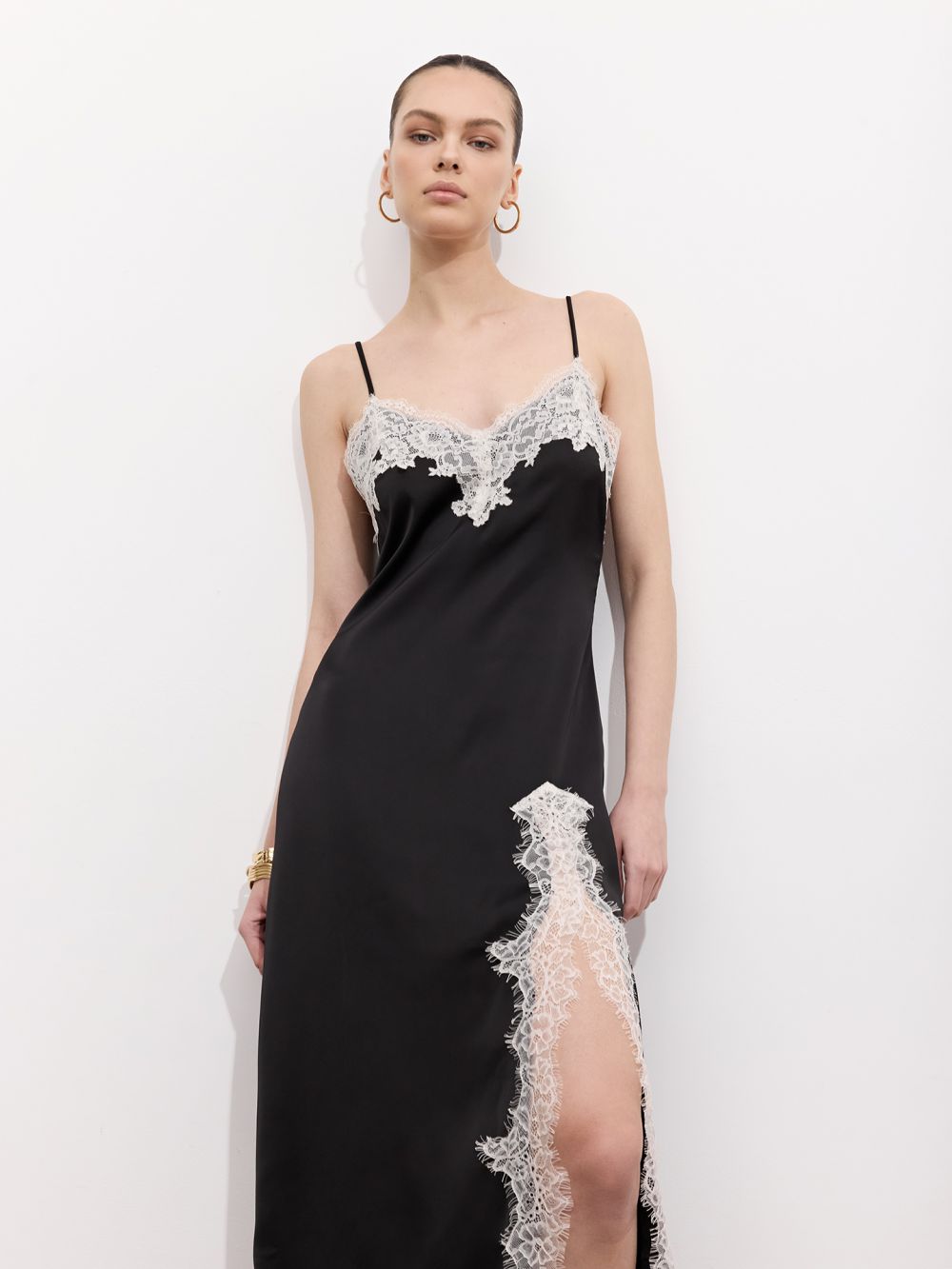 שמלת סאטן עם גימורי תחרה