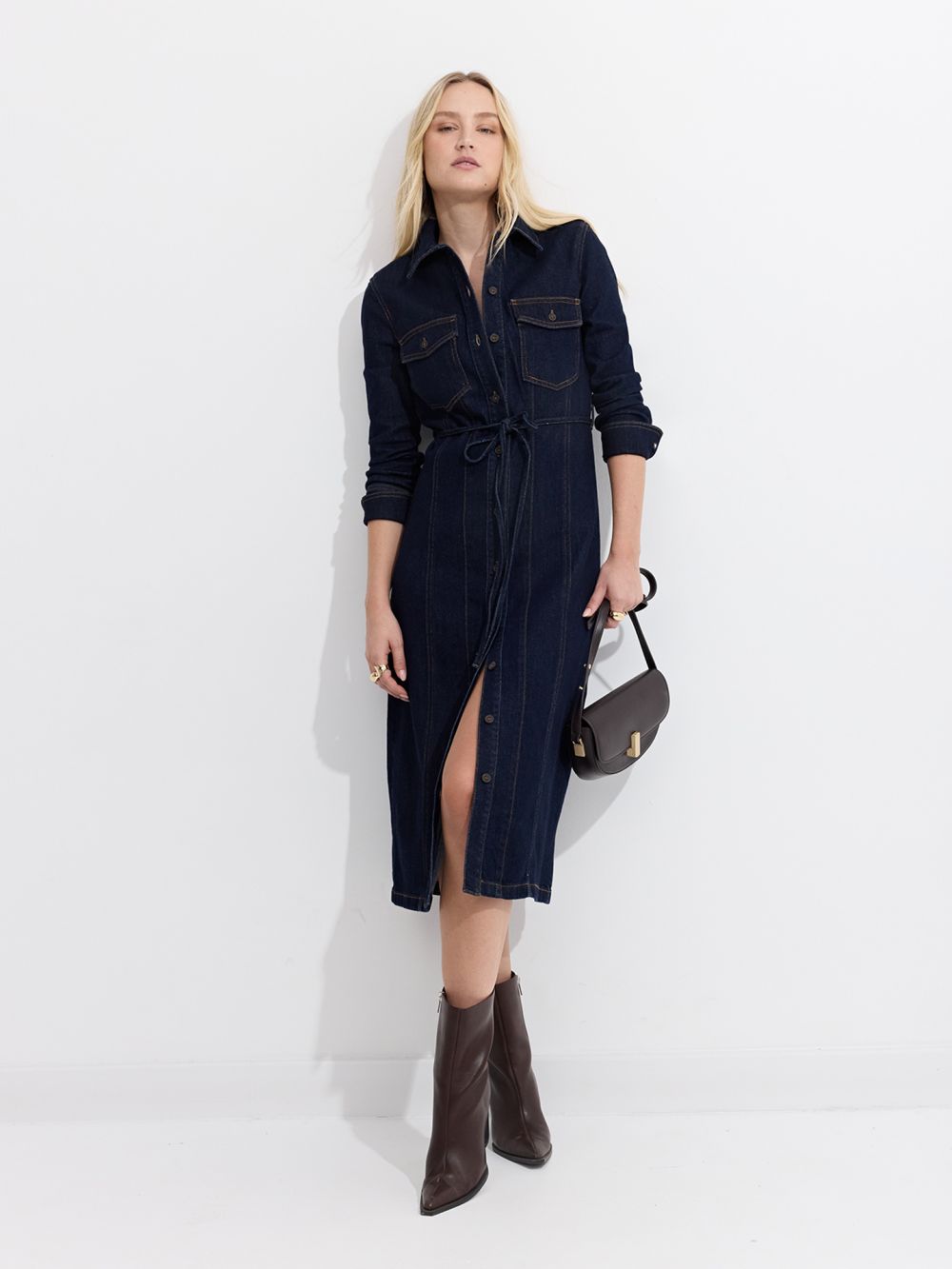 שמלת ג׳ינס באורך מידי עם מתפרים