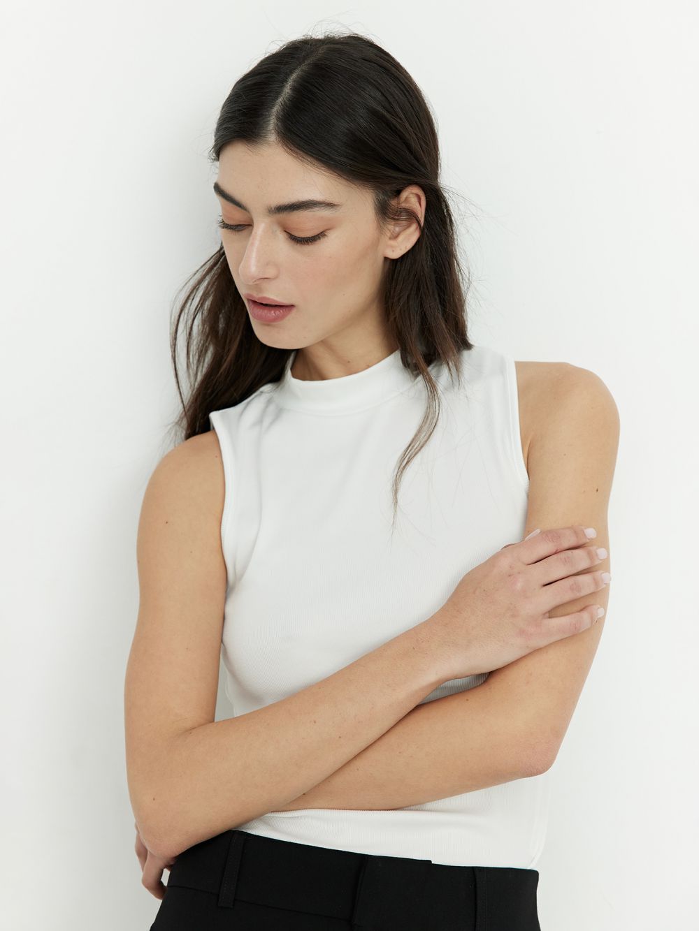 גופיית צווארון גולף נמוך