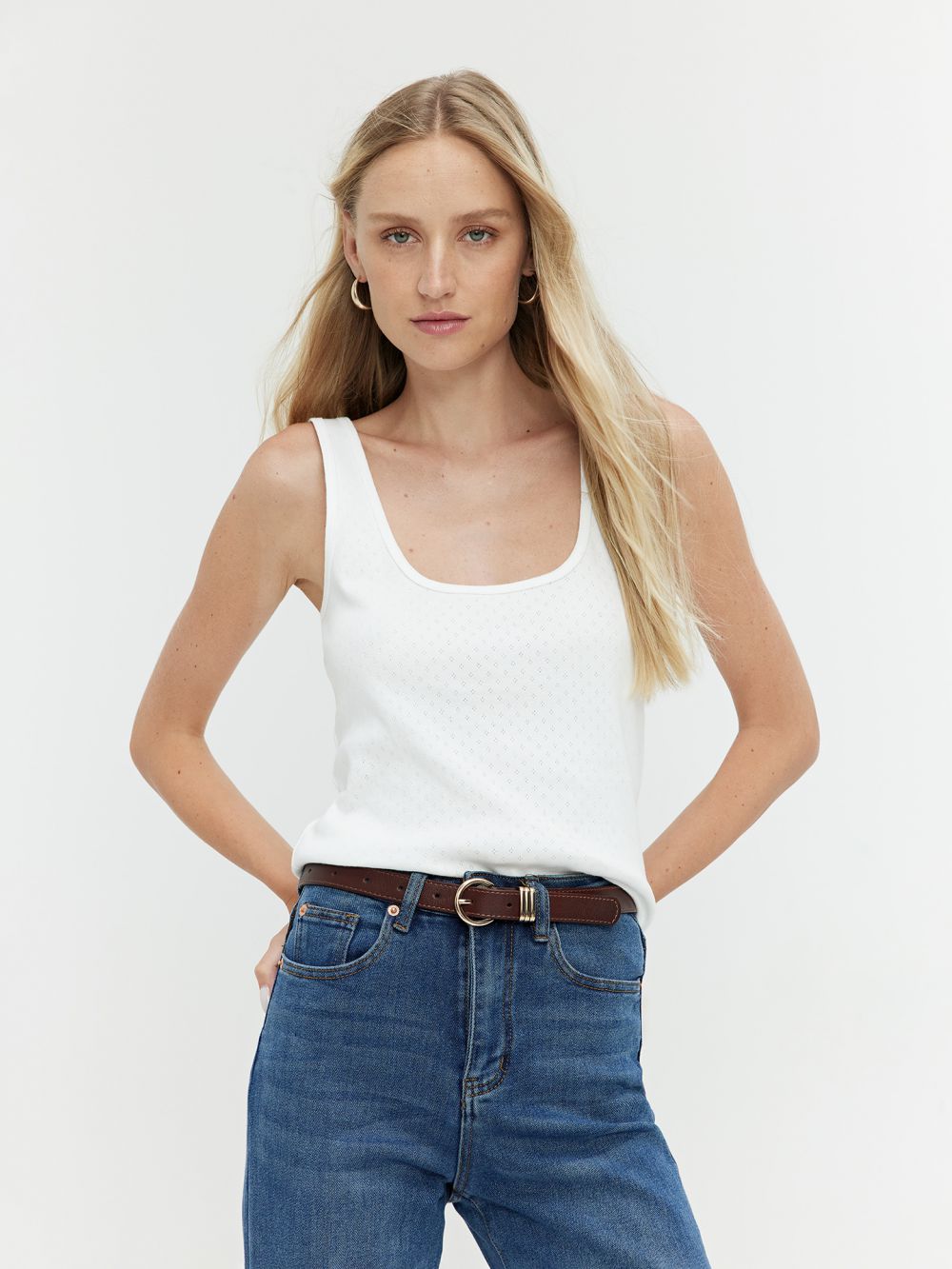 גופיית POINTELLE עם מפתח עמוק