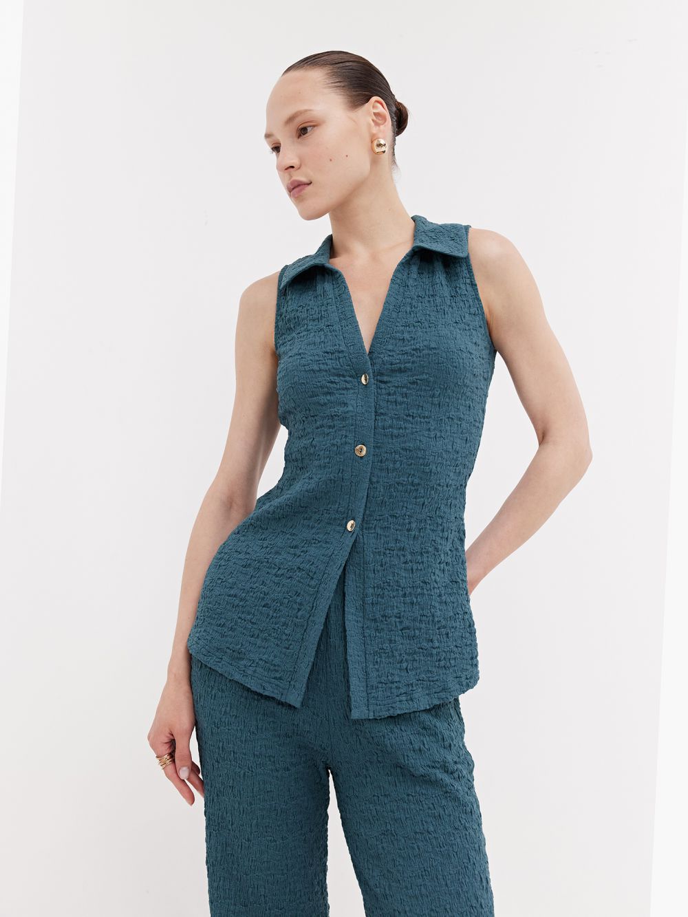 גופייה עם סגירת כפתורים מבד טקסטורה