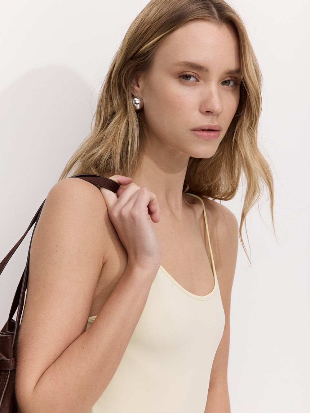 גופיה עם כתפיות דקות