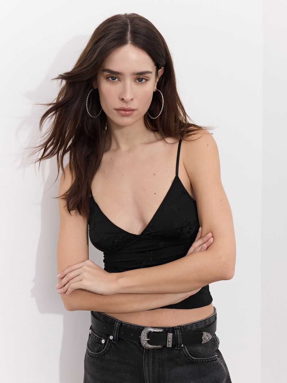 גופיה עם רקמה פרחונית