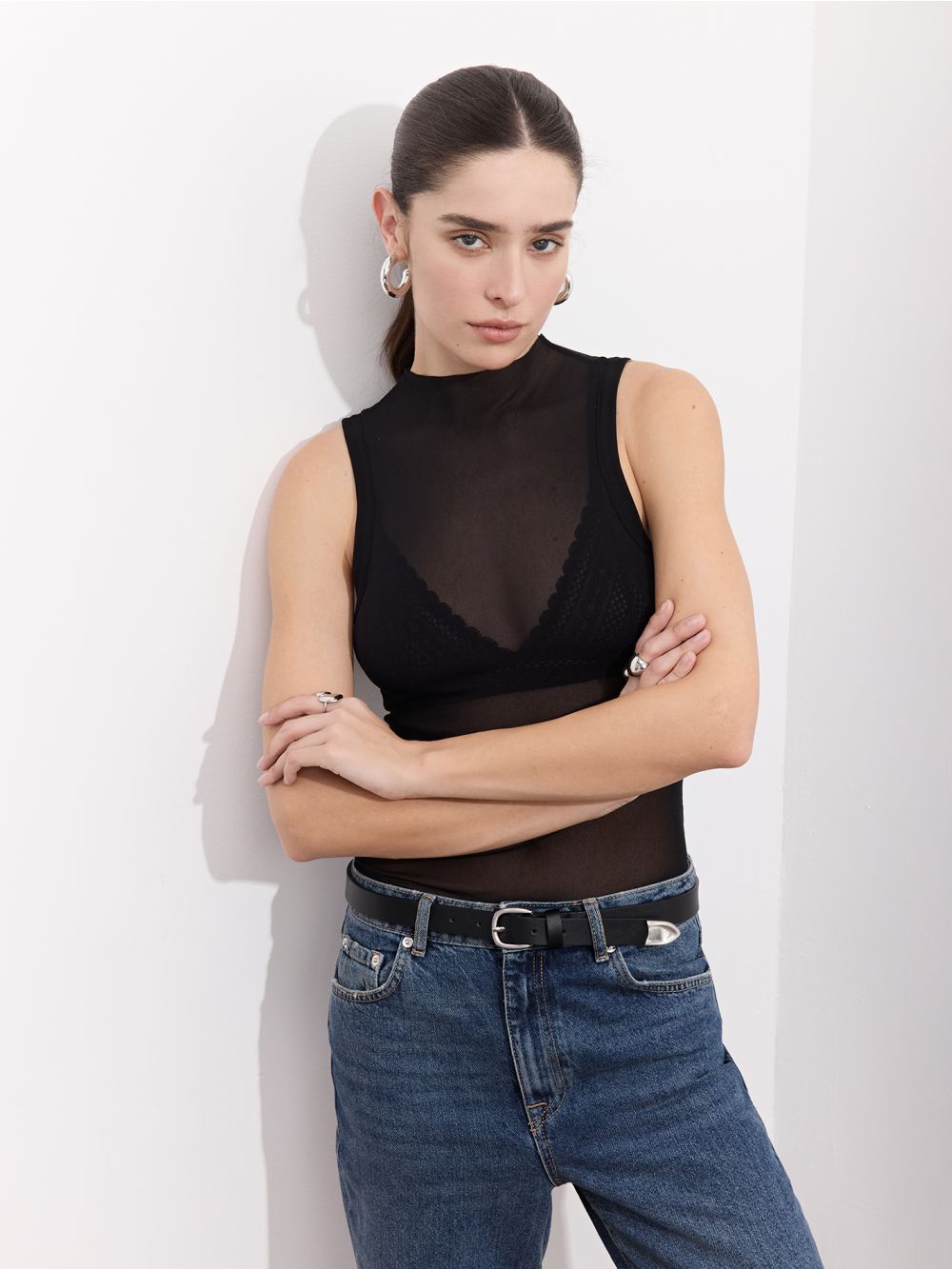 גופיית סריג עם צווארון גבוה