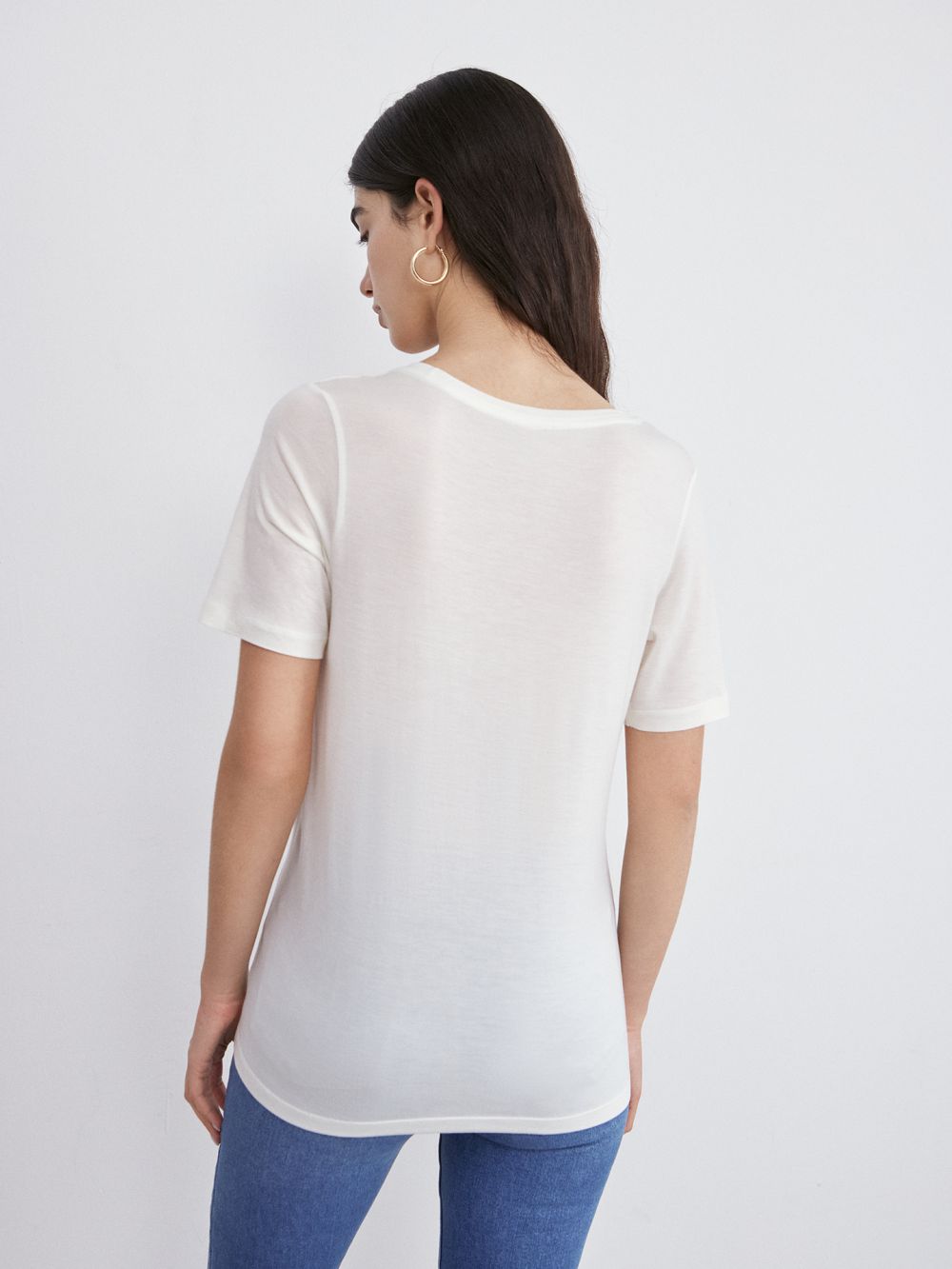 חולצת טי ויסקוזה במפתח וי