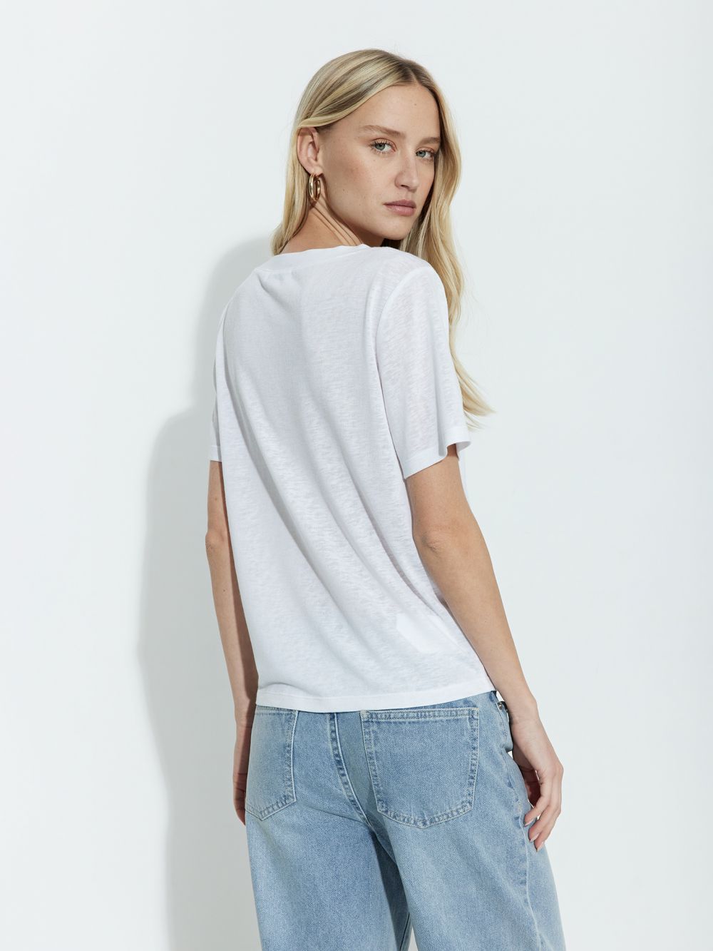 טי-שירט כיווצים בכתפיים