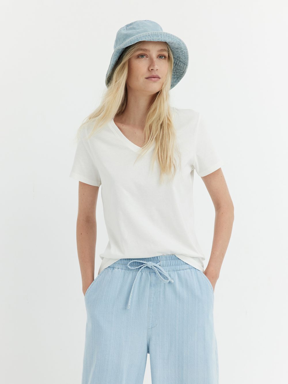 טי-שירט בייסיק מפתח V