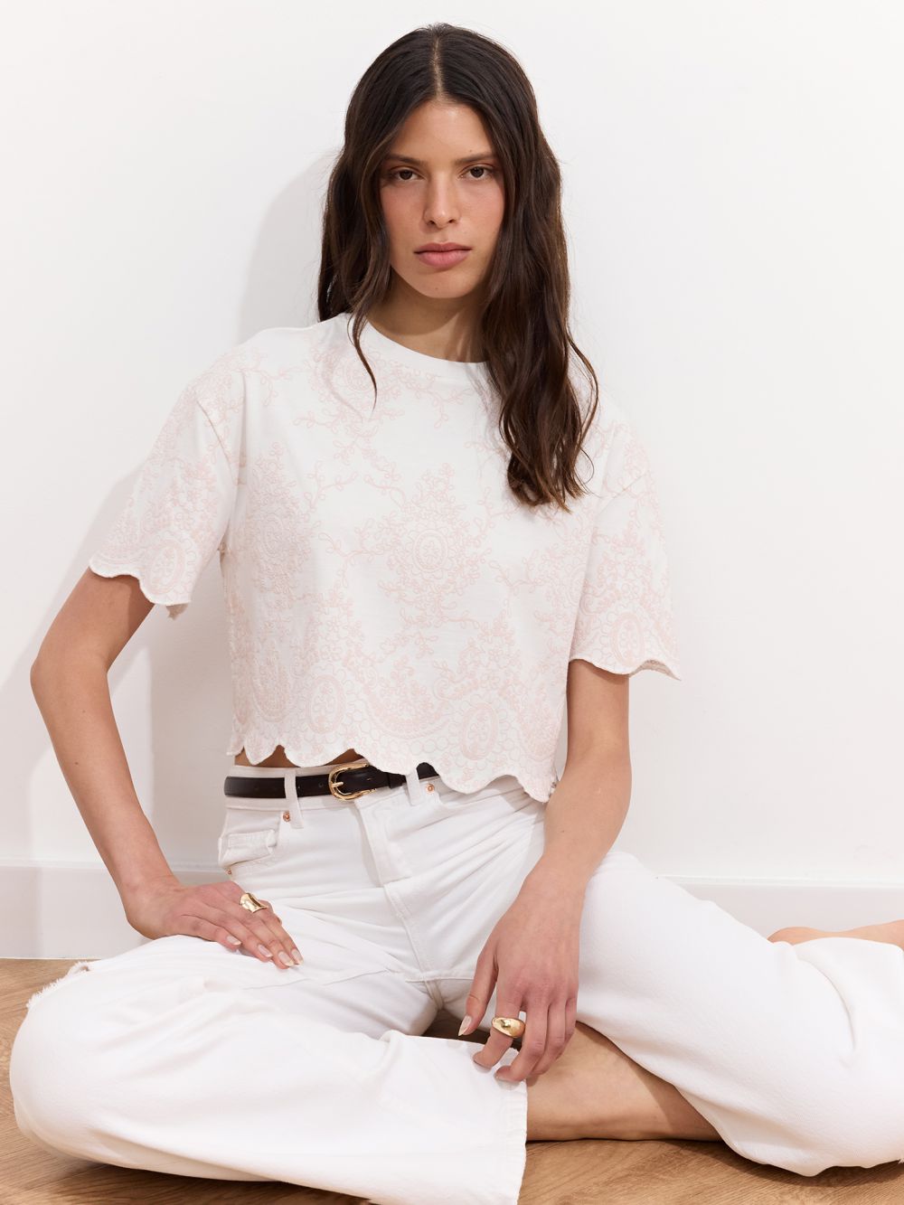 טי שרט עם הדפס דמוי רקמה