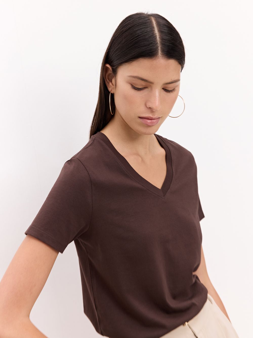 חולצת טי עם צווארון ווי