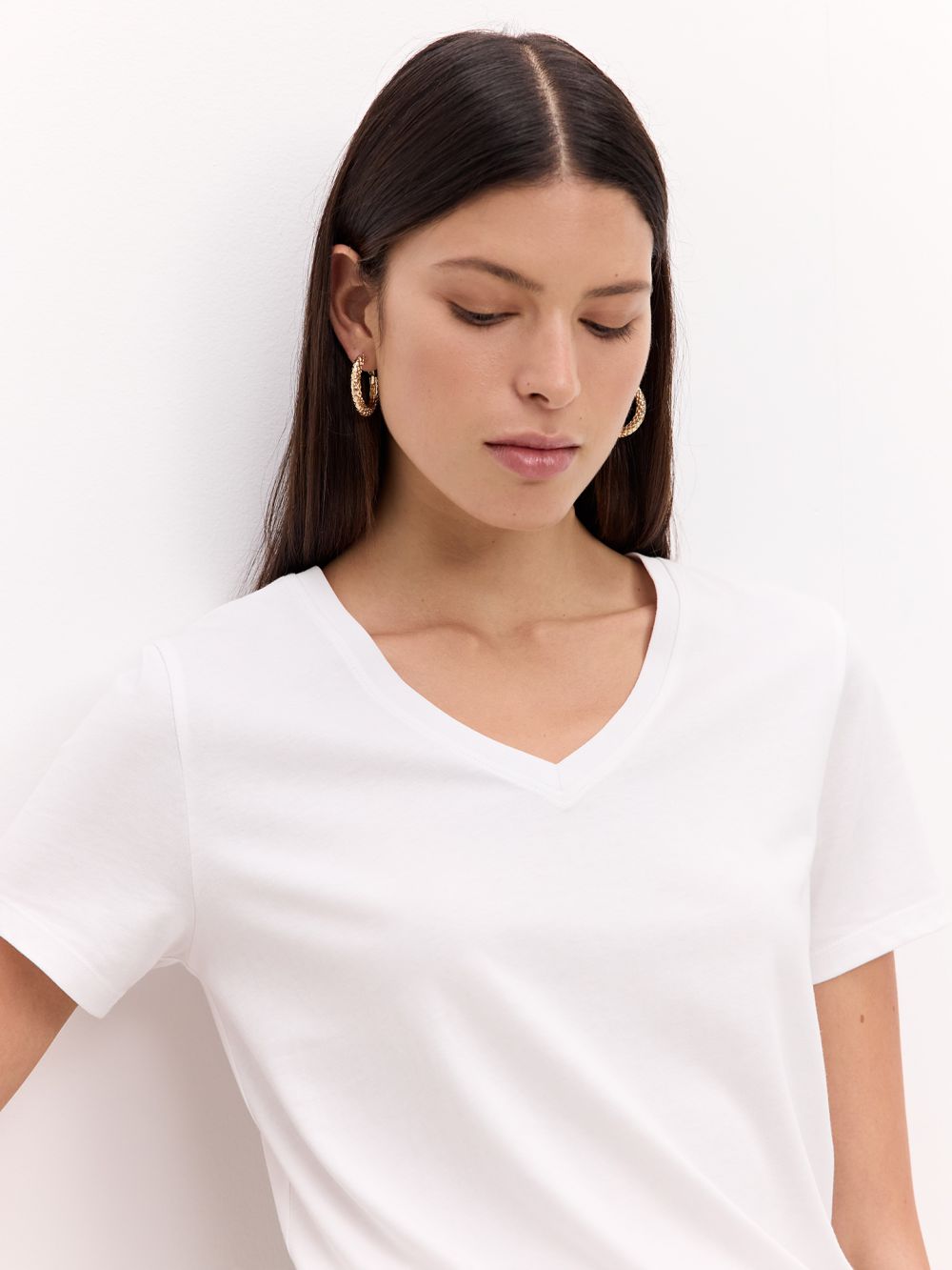 חולצת טי עם צווארון ווי