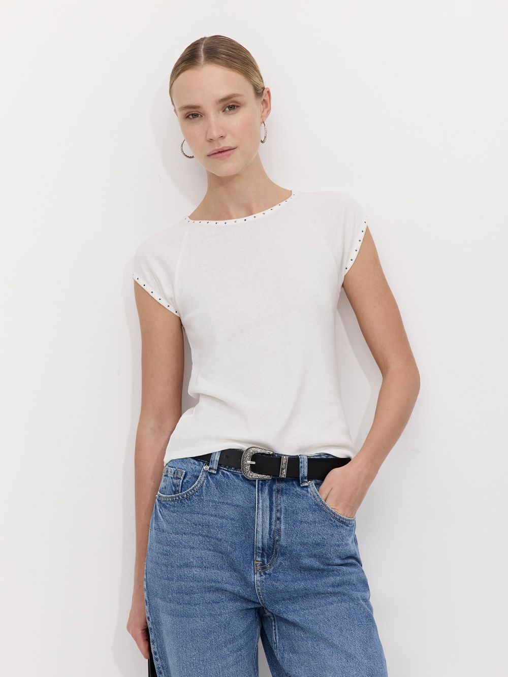 טי שירט עם אבנים בשרוול