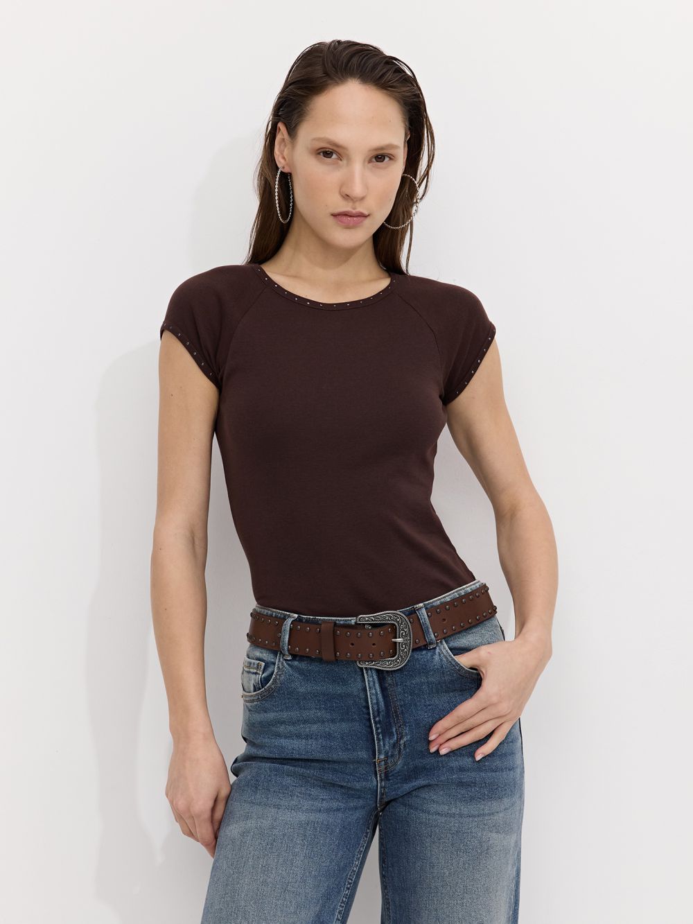 טי שירט עם אבנים בשרוול