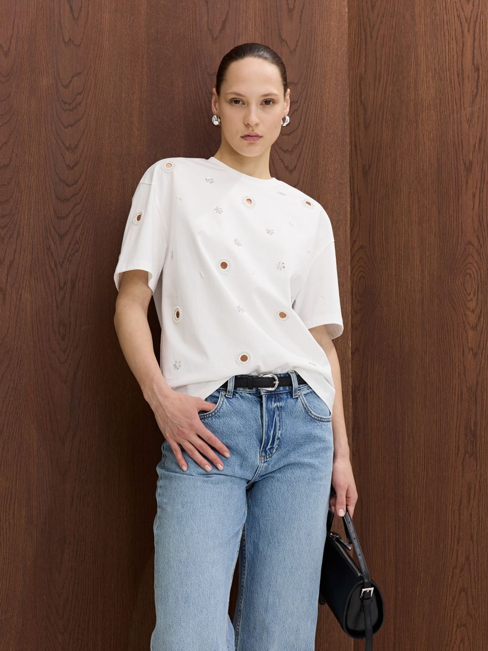 חולצת טי שרט עם פנינים ואבנים