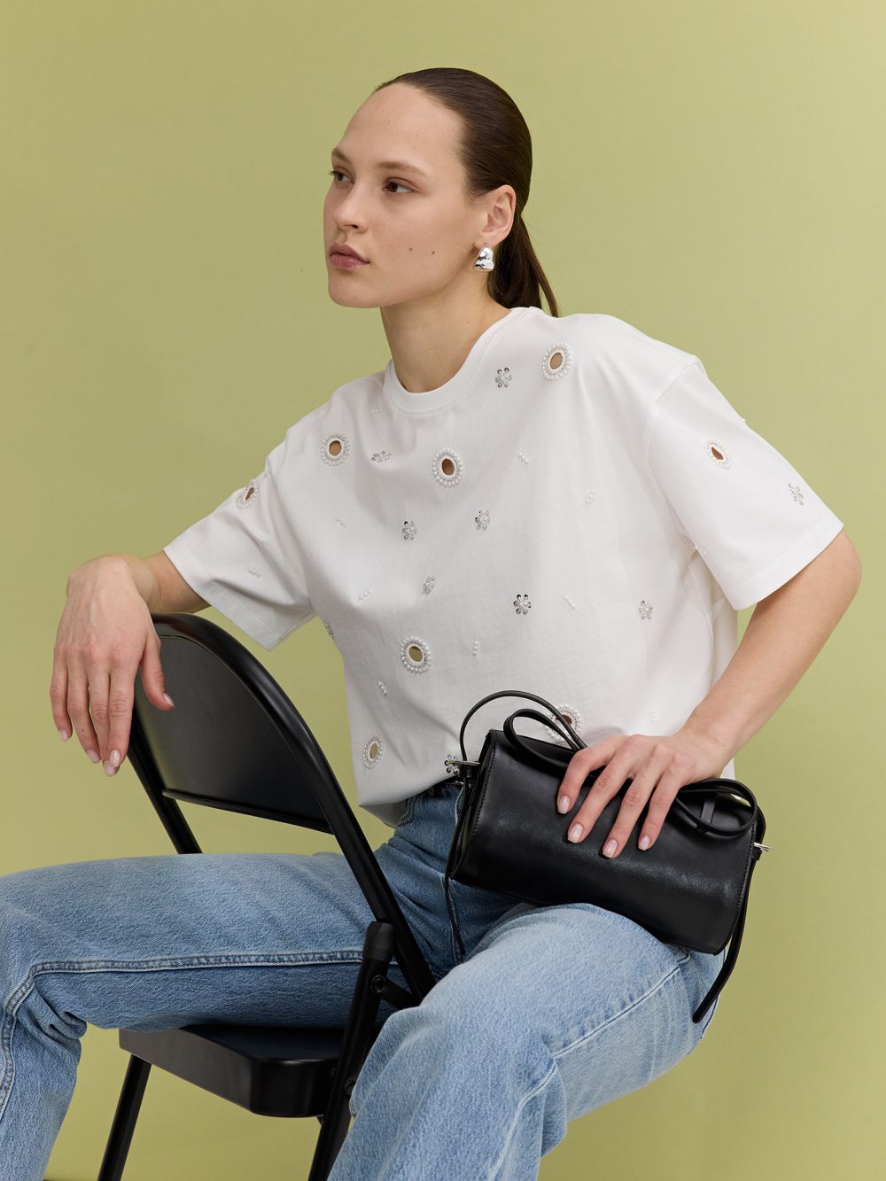 חולצת טי שרט עם פנינים ואבנים