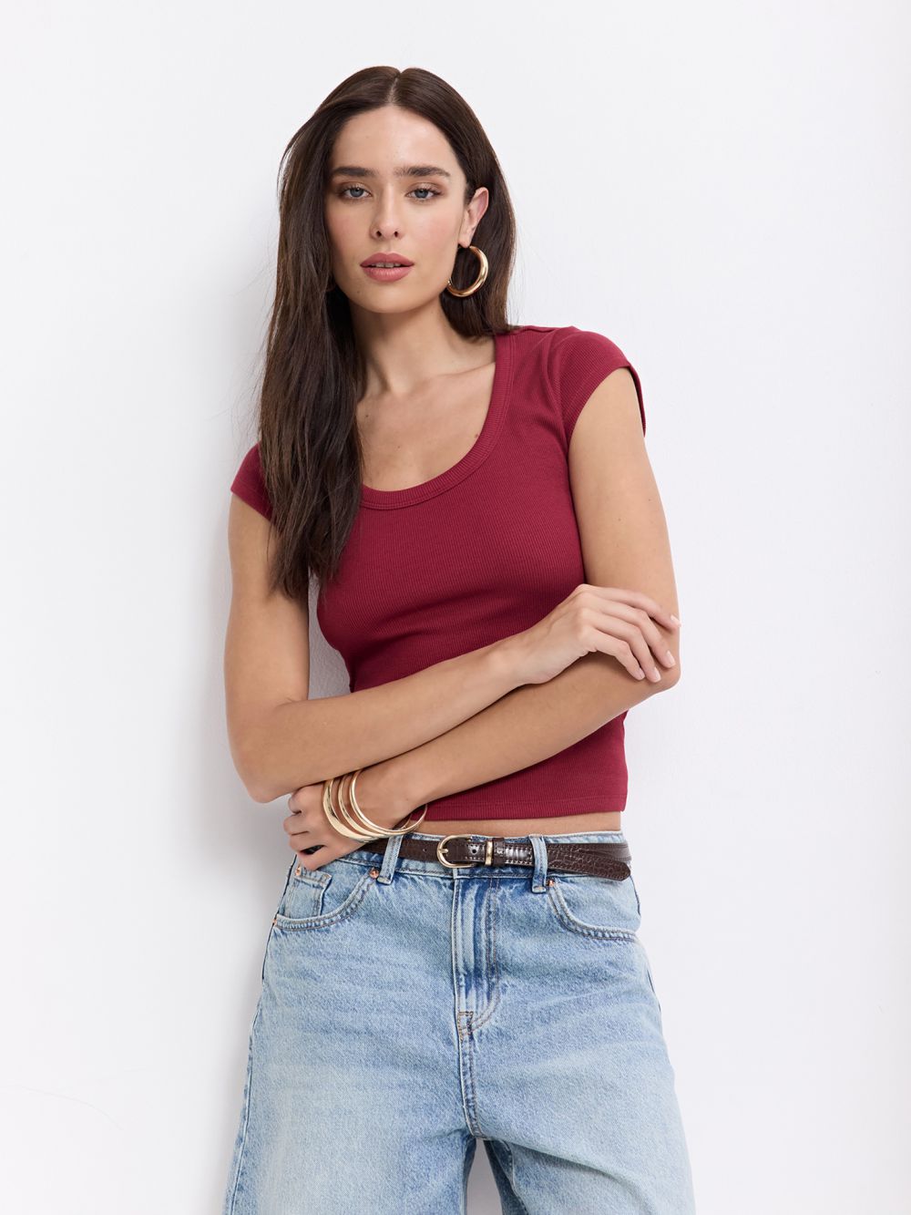 טי שירט ריב מחשוף עגול נמוך