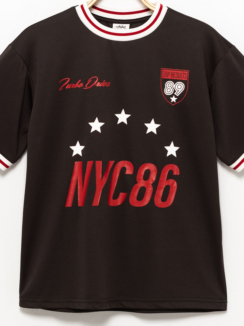 חולצה בסגנון ספורטיבי