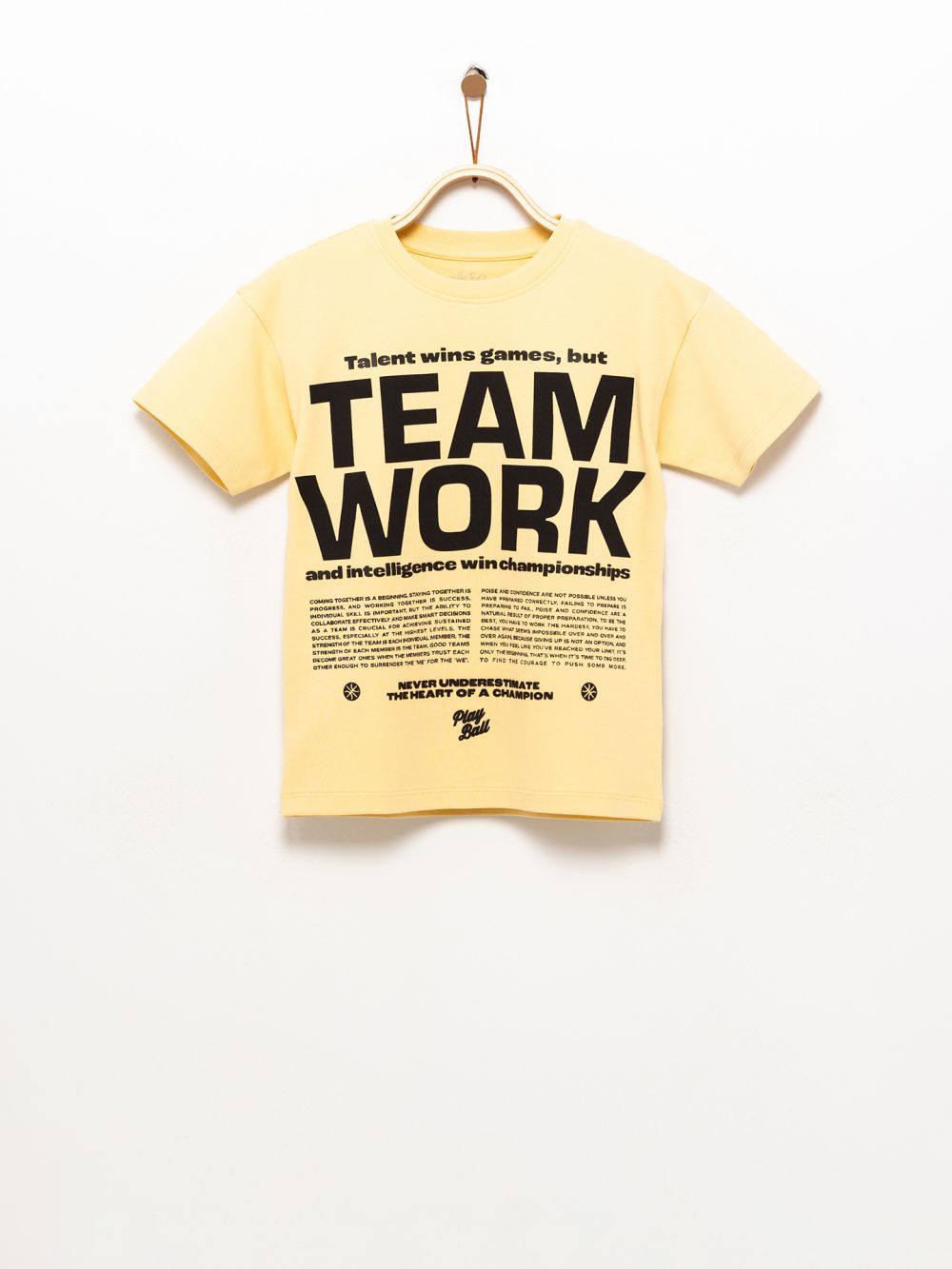 חולצת טי עם דפוס