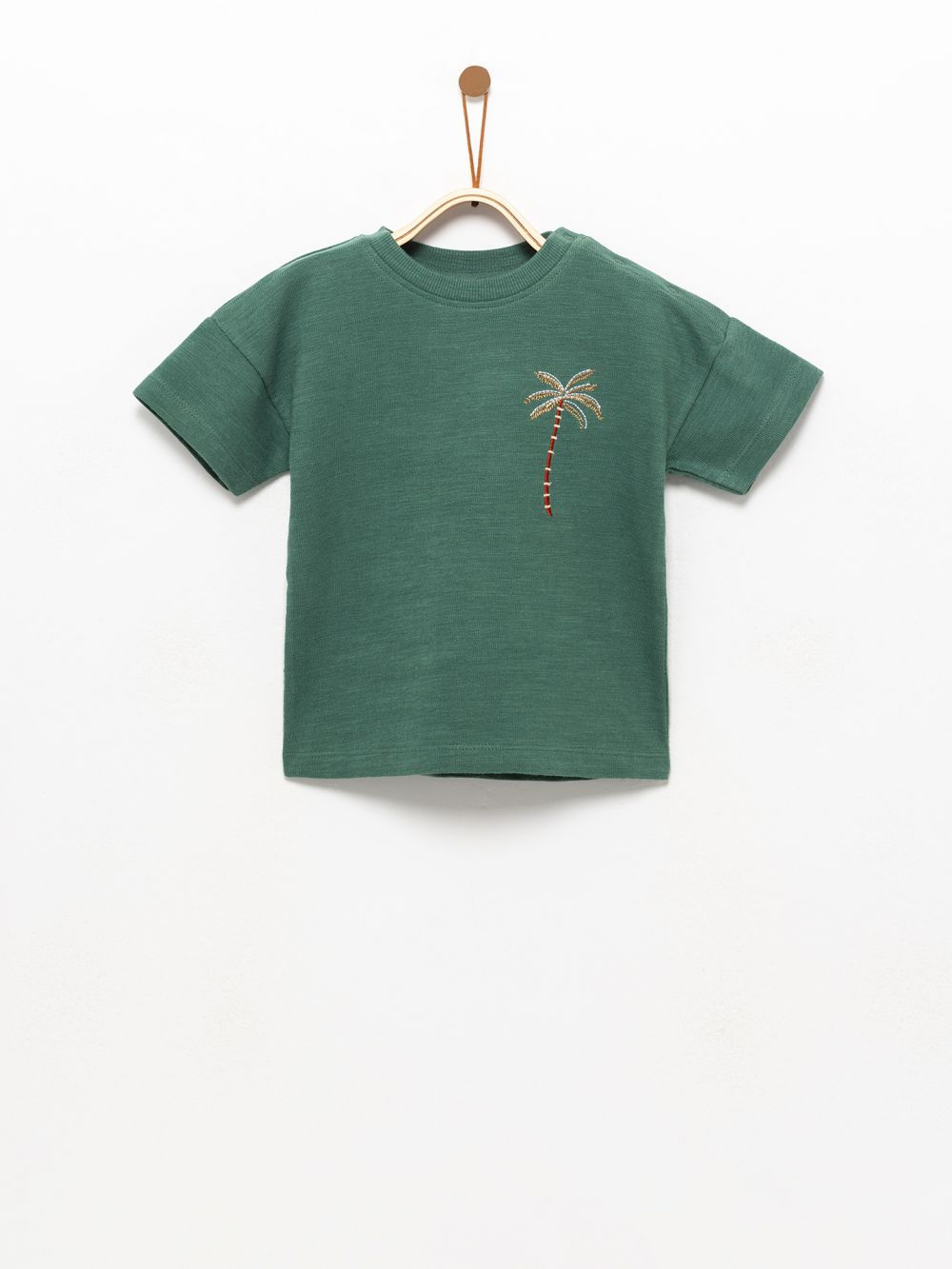 טי שירט עם טקסטורה ורקמה