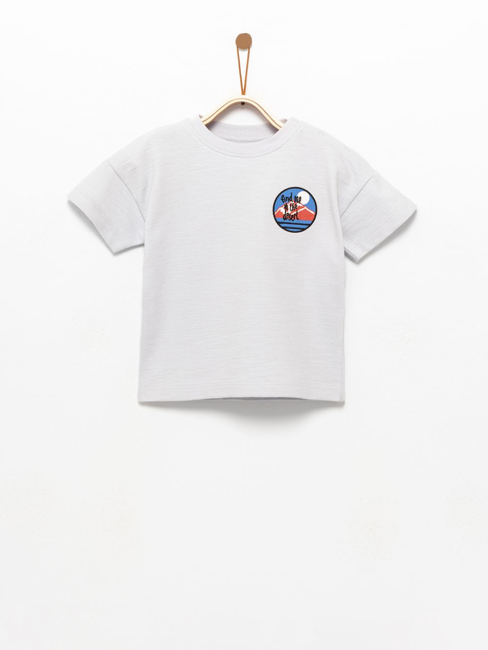 טי שירט עם טקסטורה ורקמה