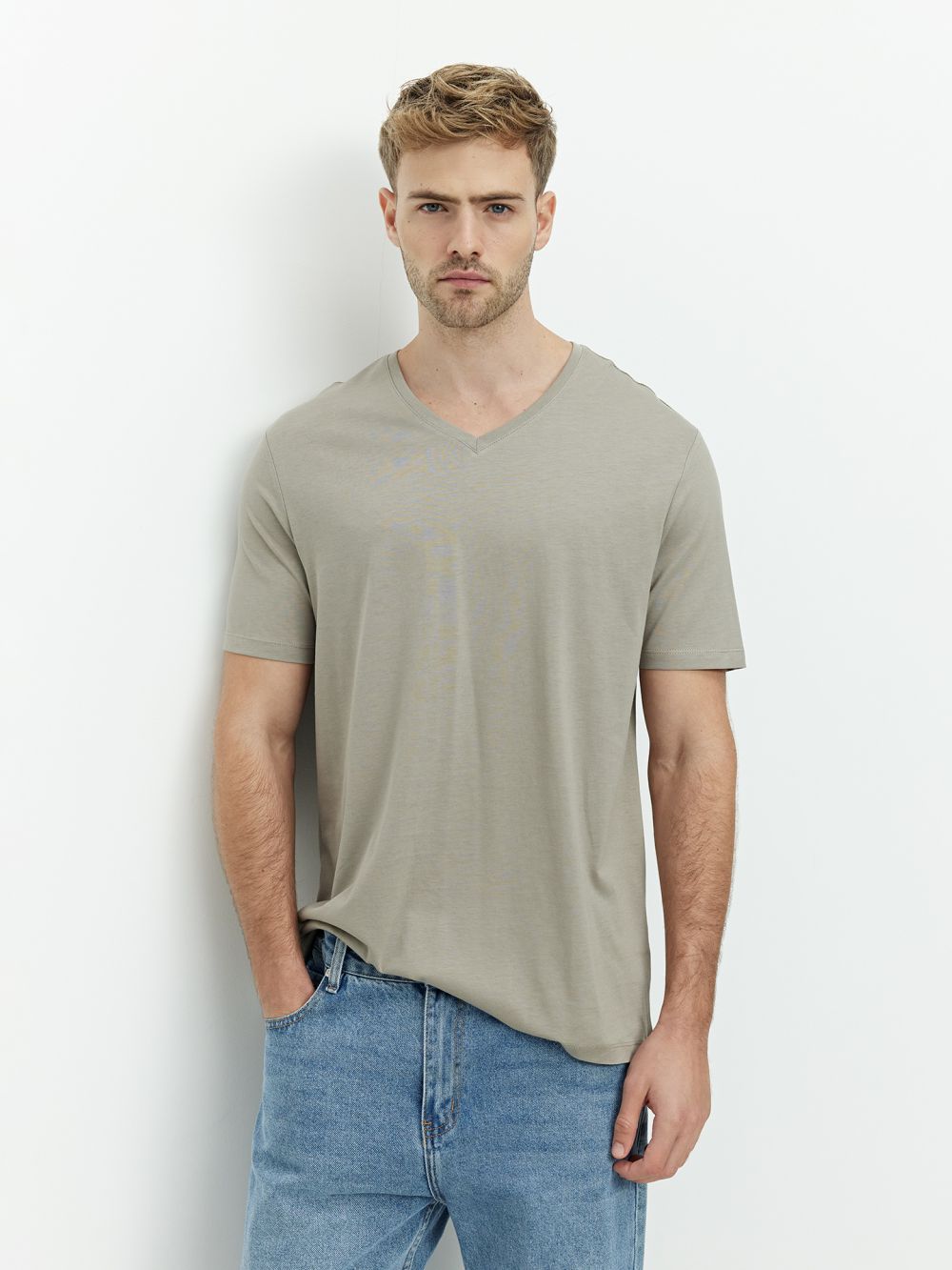 טי שירט פימה עם צווארון v