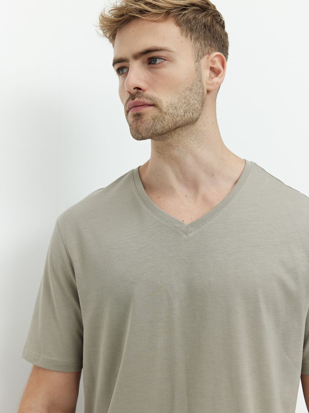 טי שירט פימה עם צווארון v