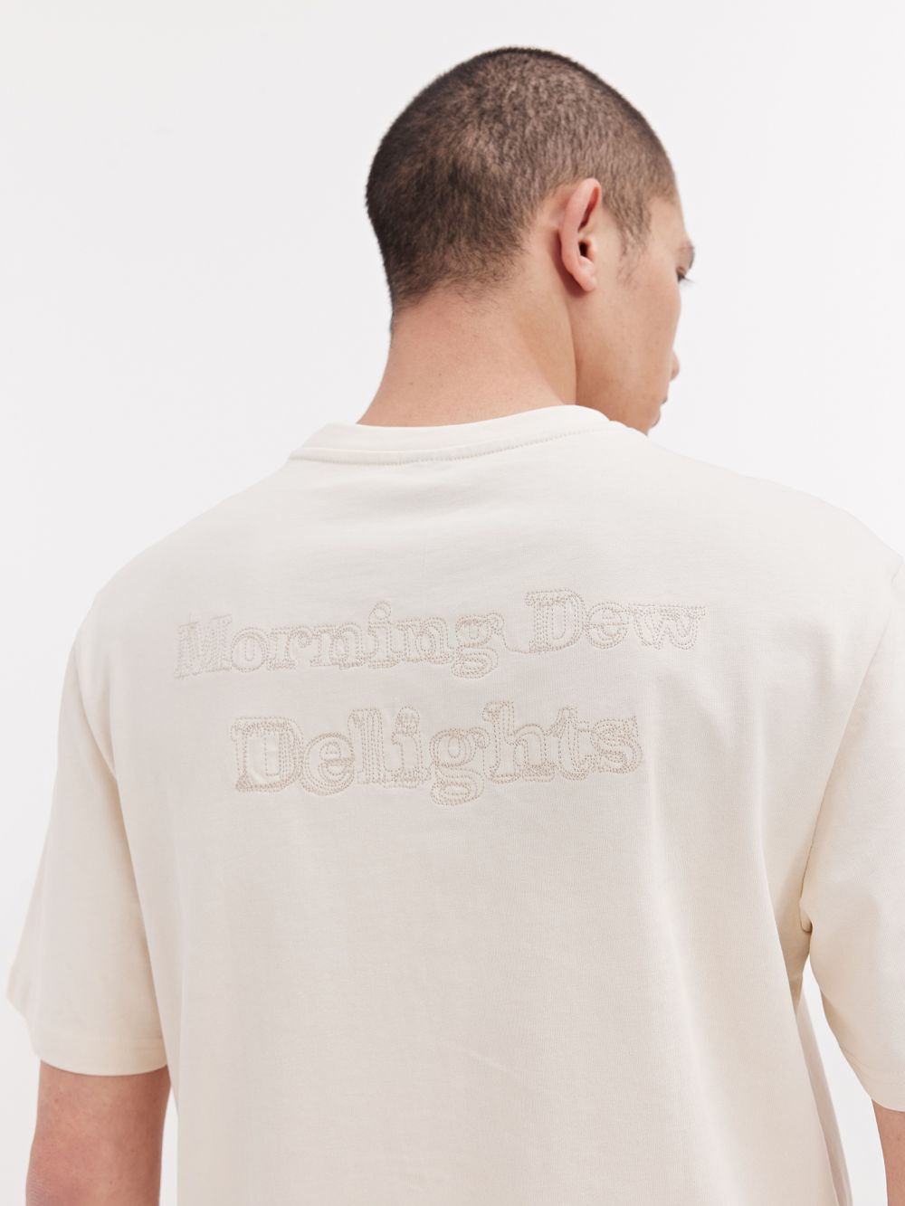 טי שירט עם ריקמה