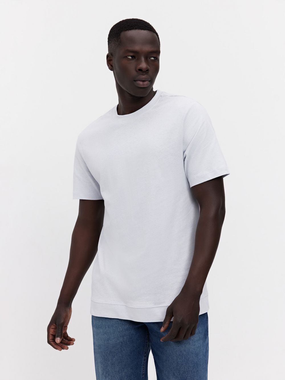 טי שירט Regular Fit עם חתך במכפלת