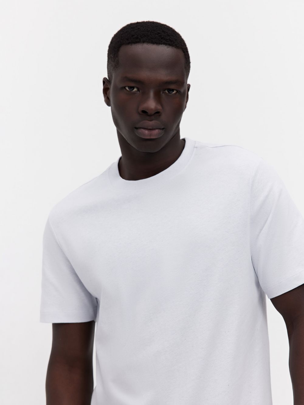 טי שירט Regular Fit עם חתך במכפלת