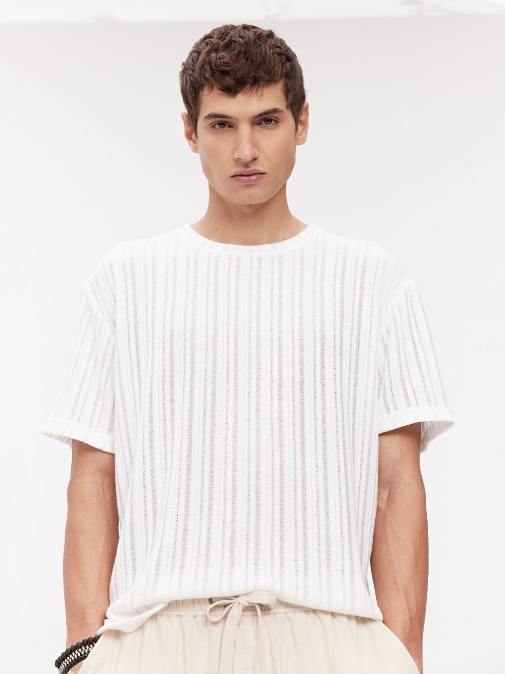 טי שירט דקה עם טקסטורה