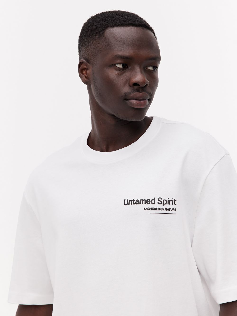 טי-שירט RELAXED FIT עם כיתוב