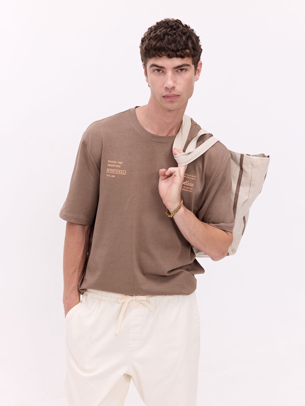 טי שירט עם רקמה בגב Relaxed fit