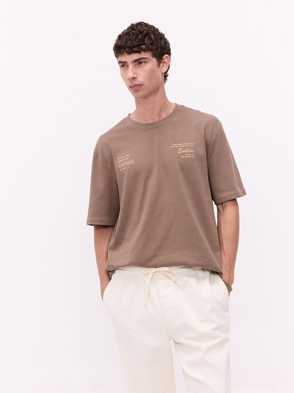 טי שירט עם רקמה בגב Relaxed fit