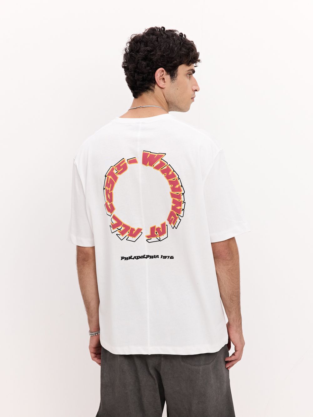 טי שירט Relaxed fit עם חתך אחורי וארט