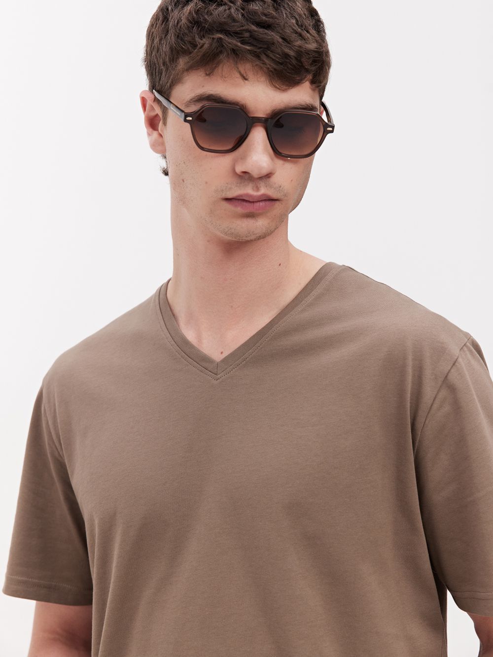 טי-שירט וי בייסיק