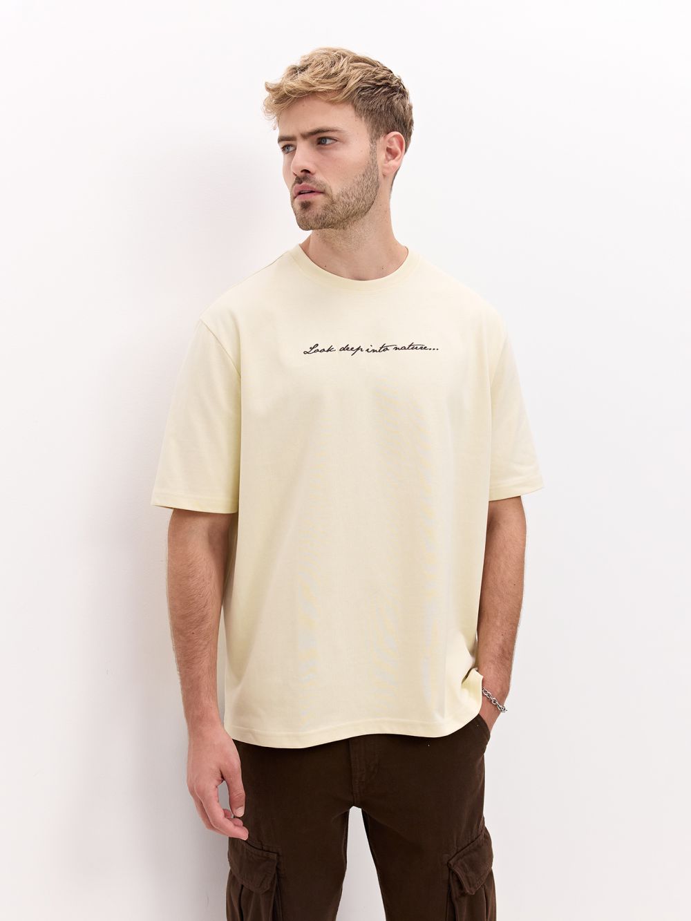 חולצה בגזרתRelaxed fit עם ארט