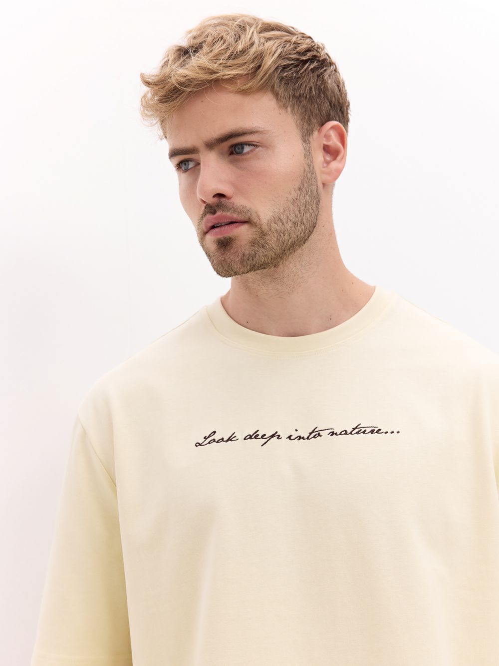 חולצה בגזרתRelaxed fit עם ארט