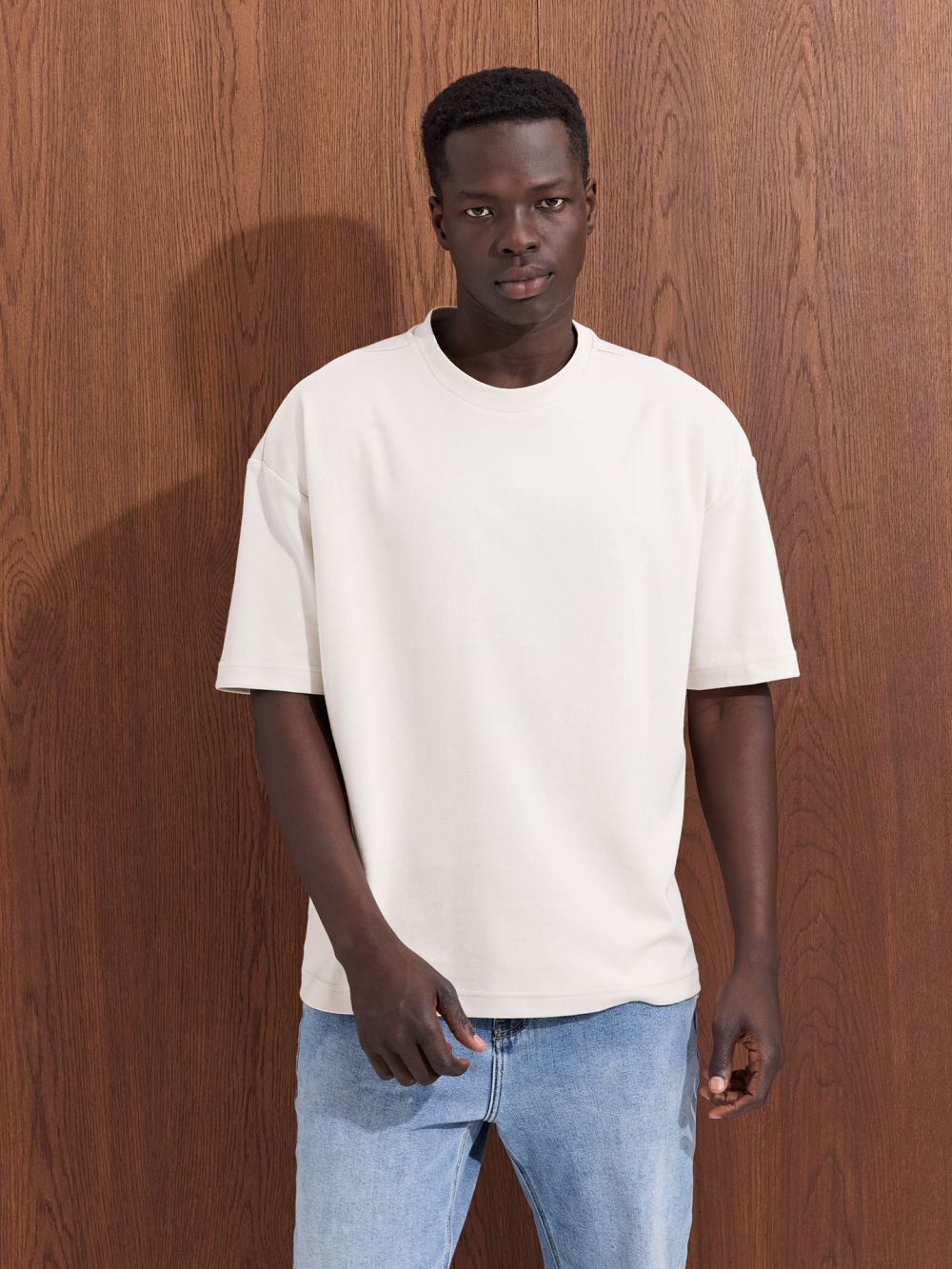 טי-שירט עם כיתוב בגב