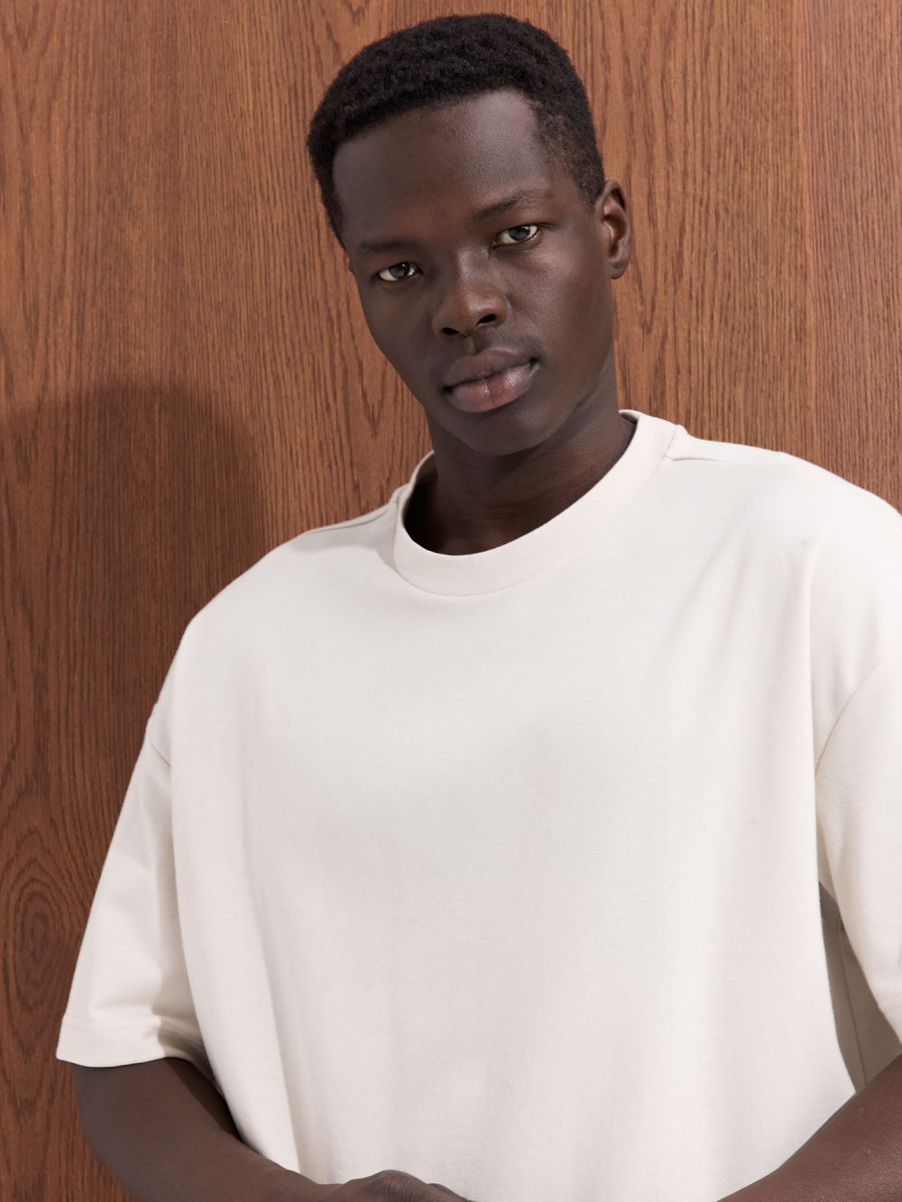 טי-שירט עם כיתוב בגב