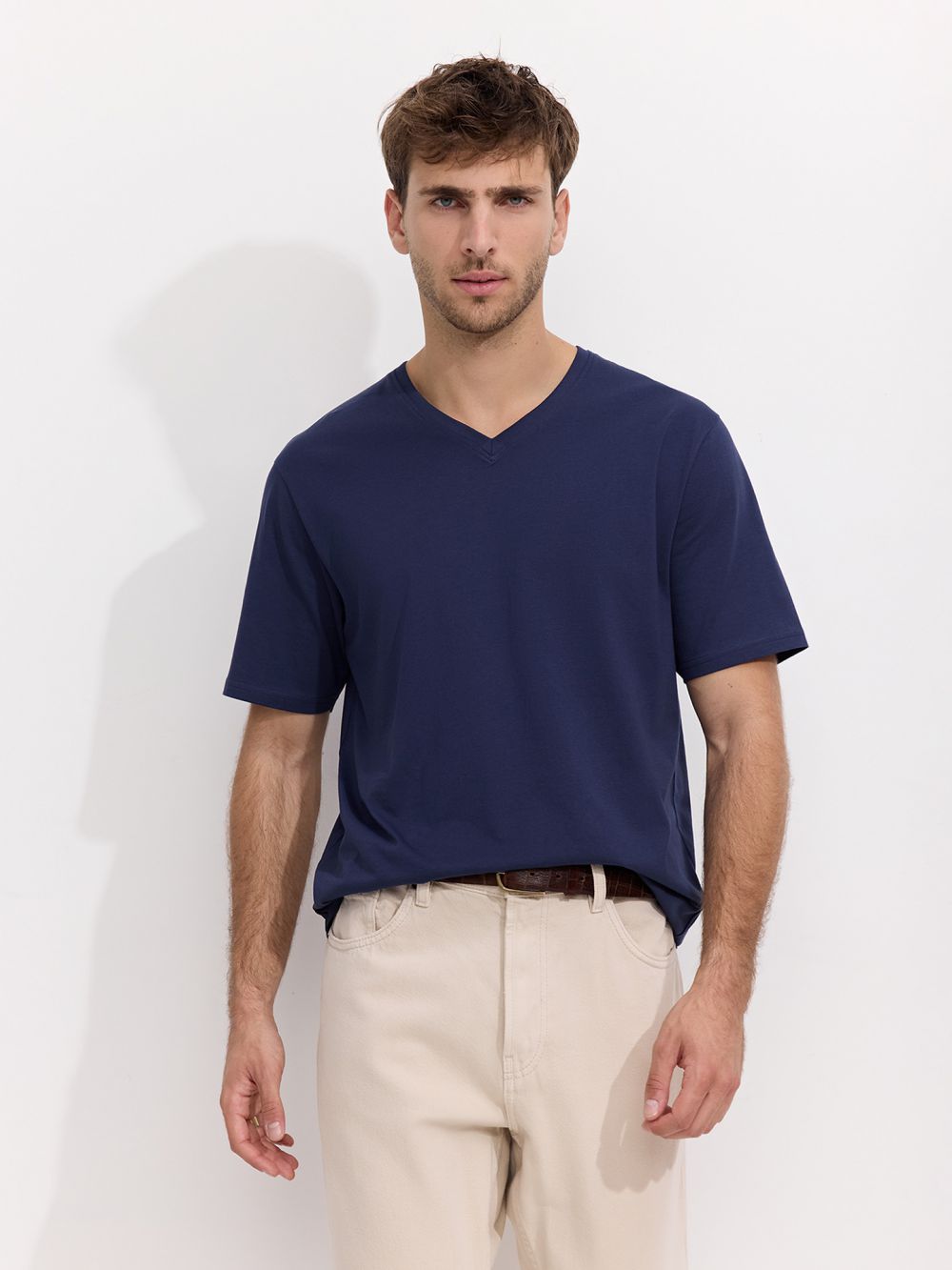 טי שירט בייסיק בצווארון v