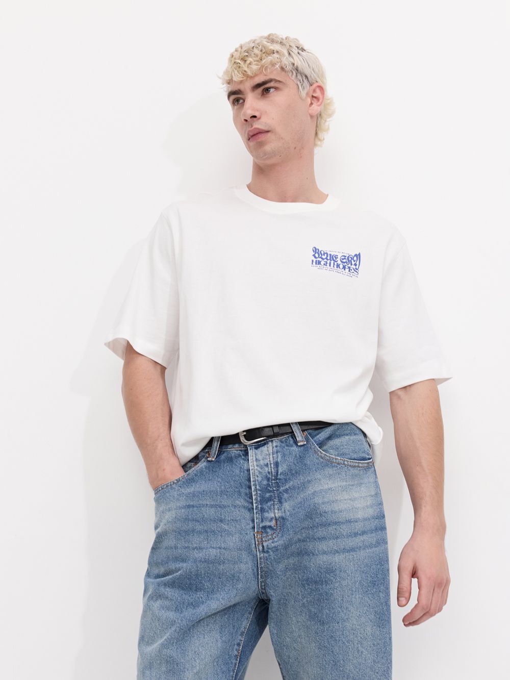 טי שירט עם דפוס בולט