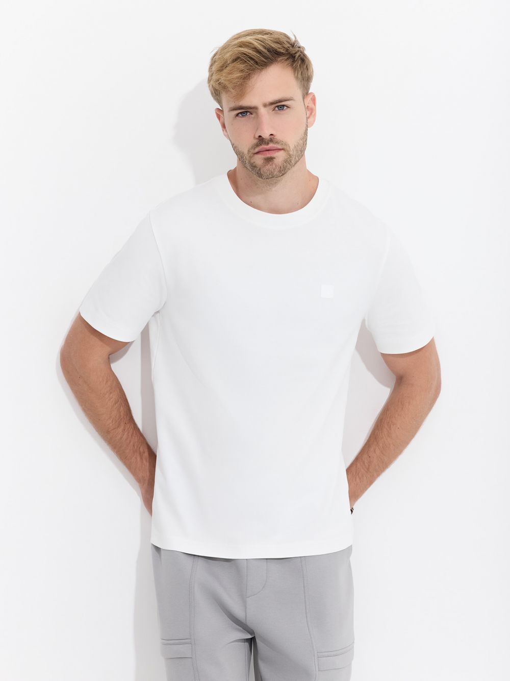 טי שירט עם דפוס קידמי קטן