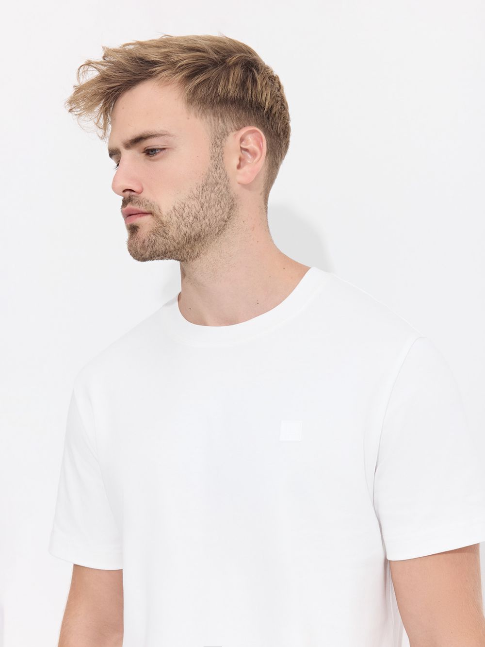 טי שירט עם דפוס קידמי קטן