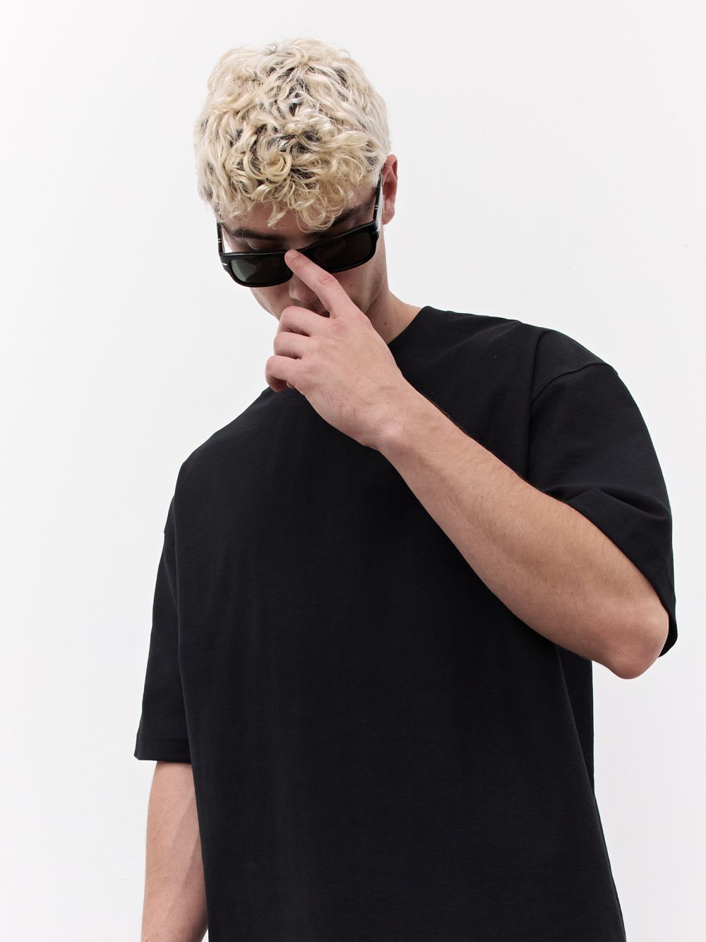 טי שירט עם חתך אחורי