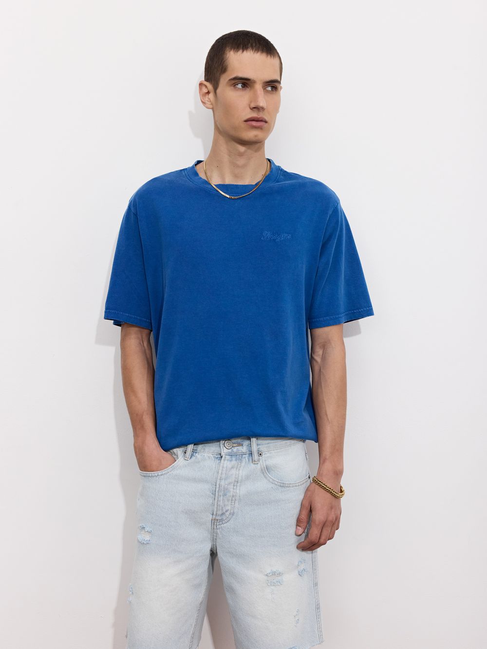 חולצה שטופה עם כיס. גובה הדוגמן 186 לובש מידה L