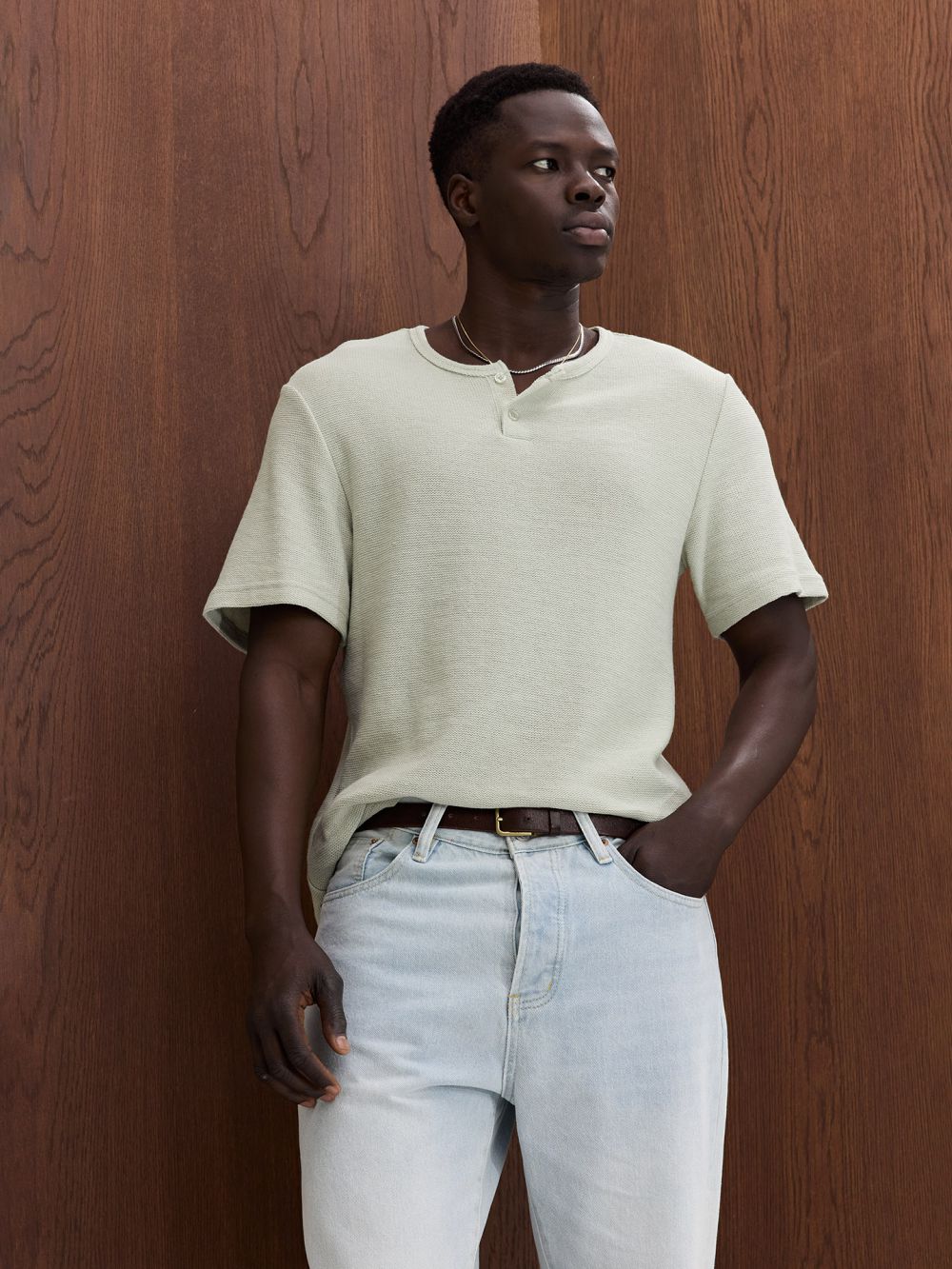 טי שירט טקסטורה עם כפתרה